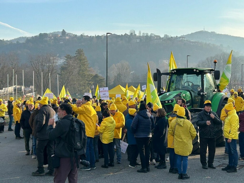 Un fiume giallo invade Torino: migliaia di agricoltori chiedono al Piemonte di “darsi un andi”