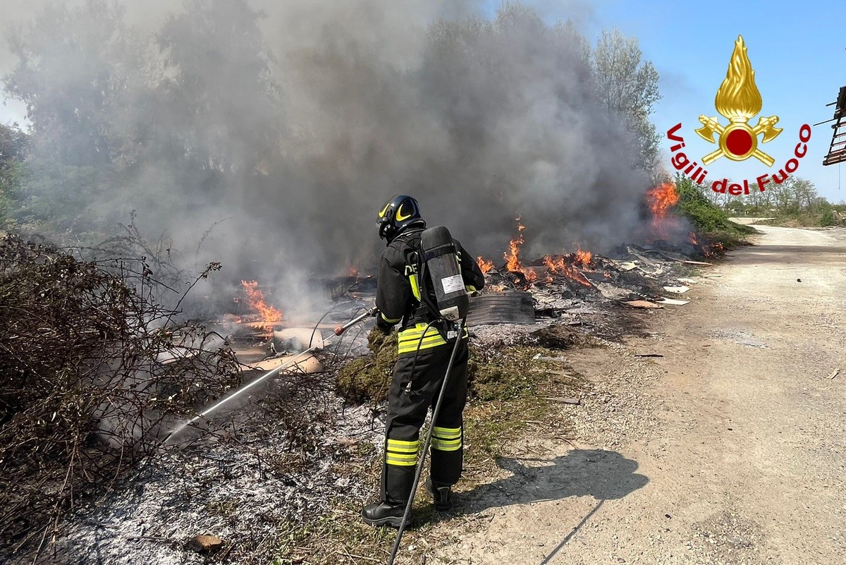 Dal Nord-ovest: masserizie in fiamme a Motta dei Conti (VC), Vigili del fuoco in azione FOTO