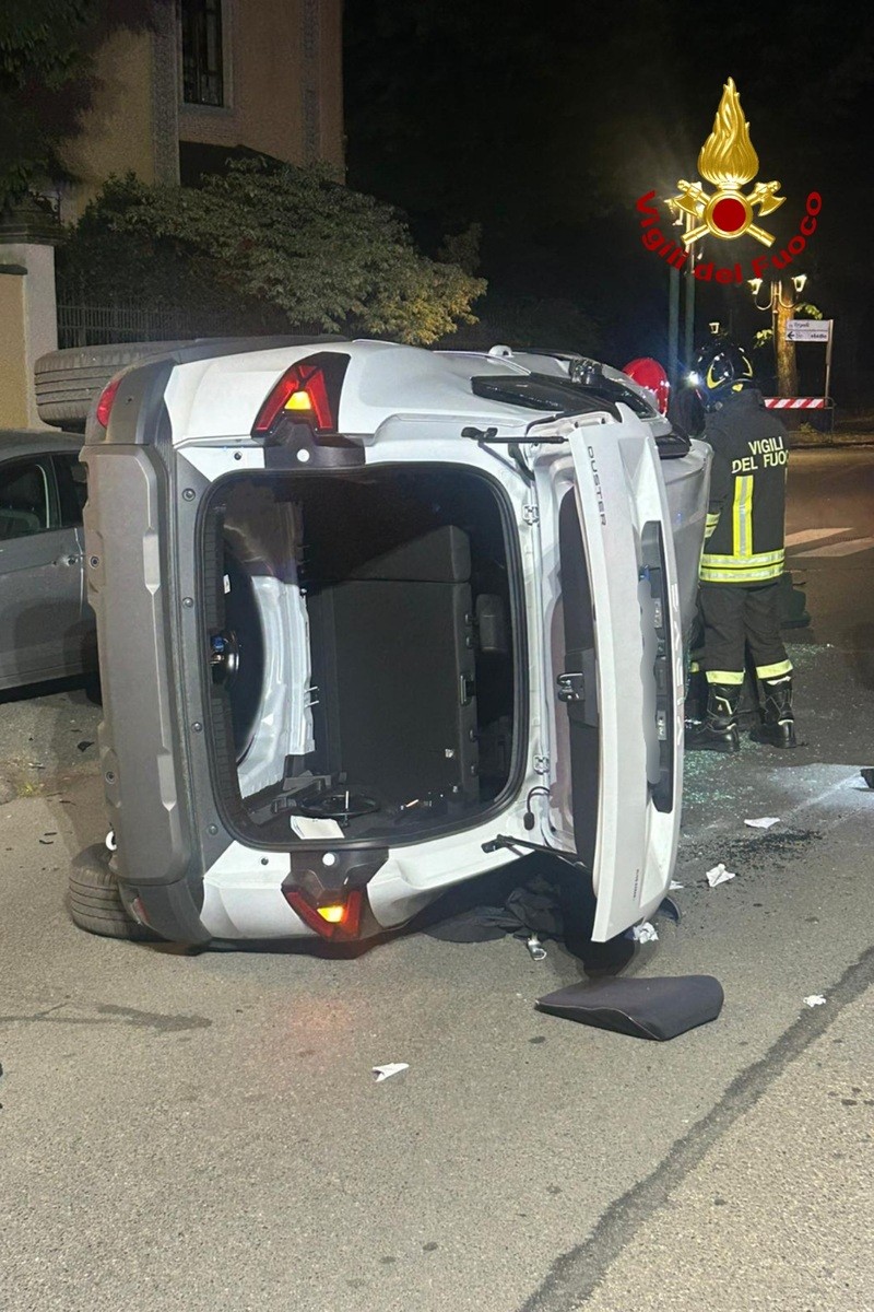 Dal Nord-ovest: incidente stradale a Vercelli, auto si ribalta su un fianco