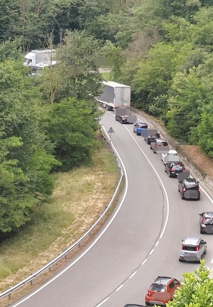 Code e rallentamenti al traffico a Valdilana per un scontro tra pullman e camion FOTO