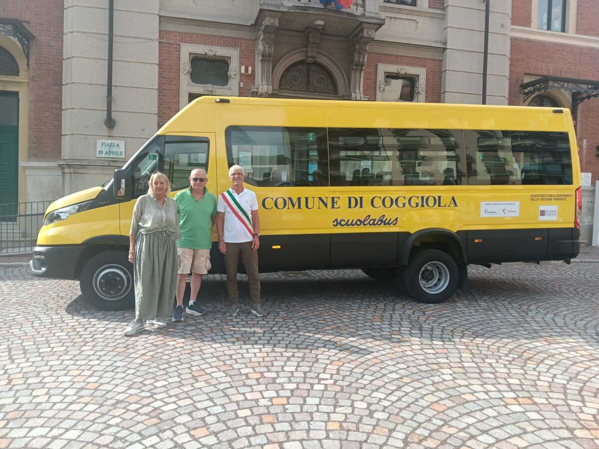 Nuovo volto per piazza XXV Aprile: Coggiola inaugura la piazza e presenta lo scuolabus