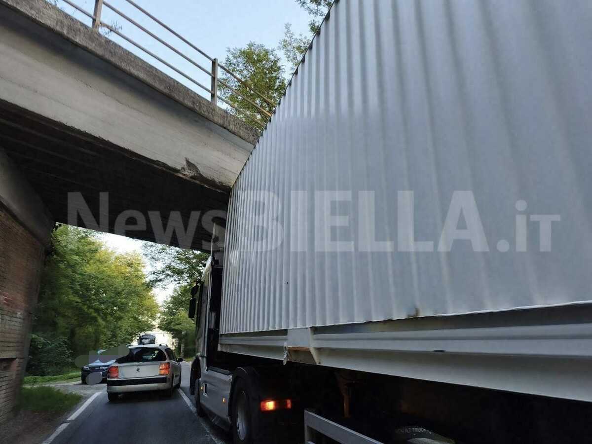 Camion bloccato sotto al cavalcavia a Buronzo