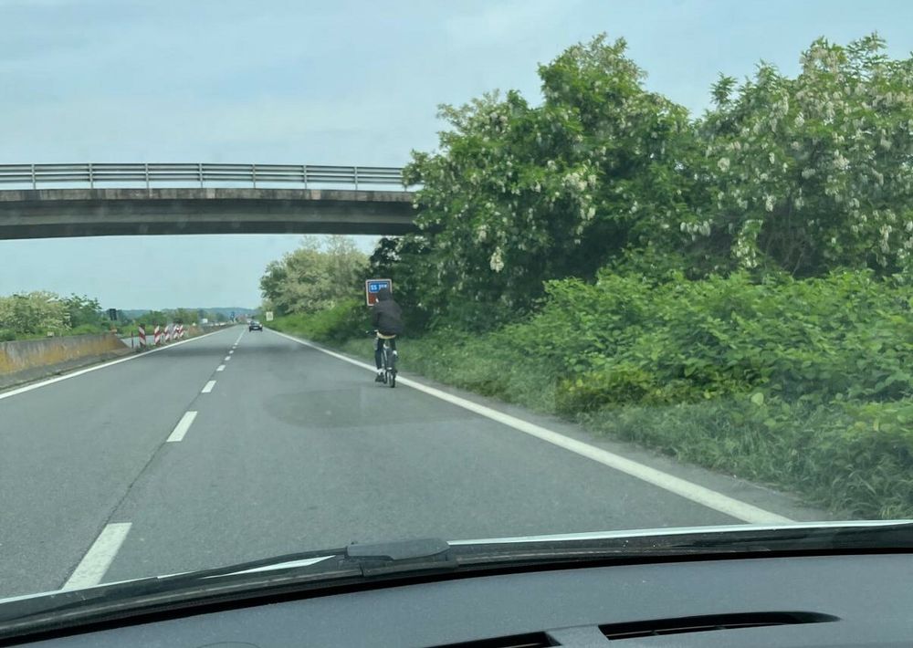Ciclista sulla superstrada verso Cossato, la segnalazione di un lettore