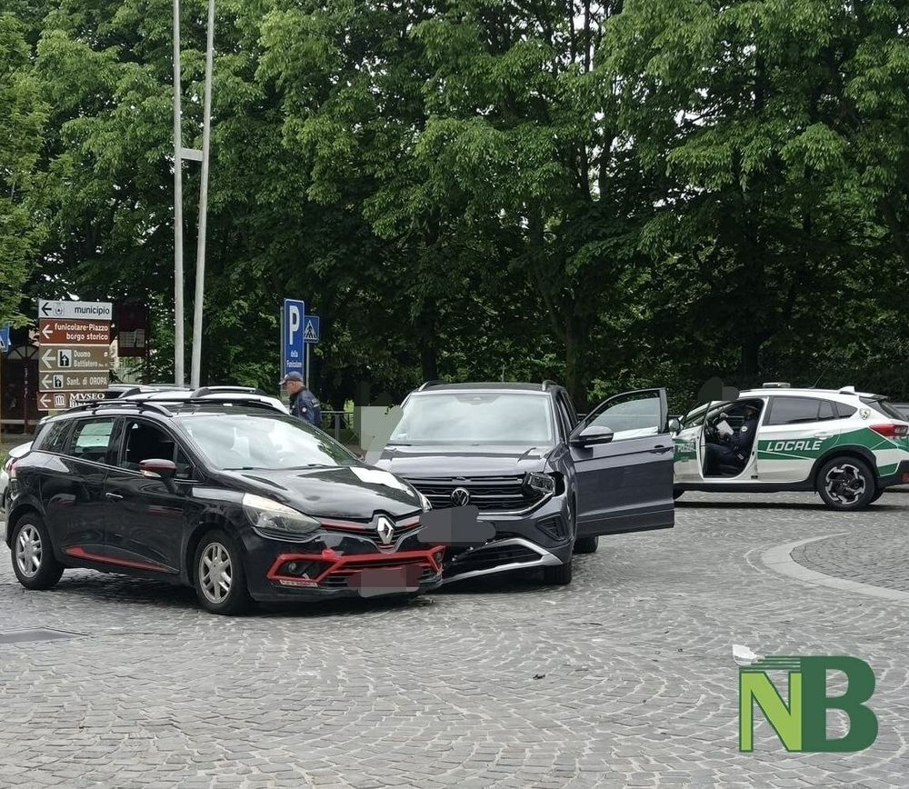 Biella, schianto in rotonda tra due auto