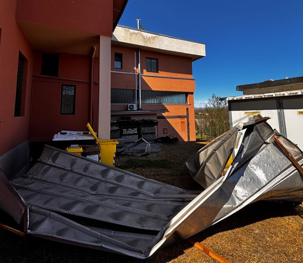 Vento violento a Castelletto Cervo: via il tetto del Comune