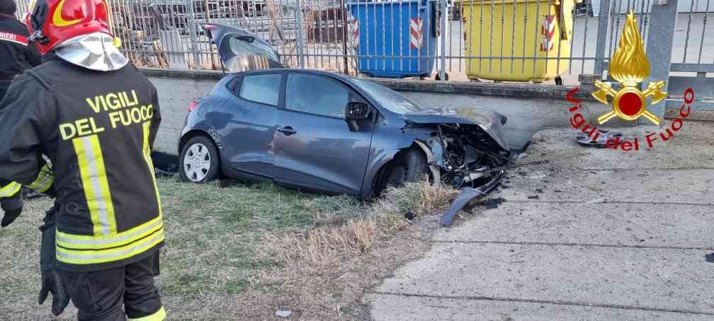 Tragedia nell'Astigiano: auto finisce fuori strada e si schianta, morto ...