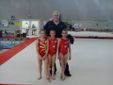 Sofia Boggia (prima a sinistra) con due ginnastine della Gym Aosta e il tecnico della Nazionale Azzurra Enrico Casella