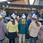 Salussola: gli Alpini regalano una castagnata a scuola tra canti e giochi Salussola: gli Alpini regalano una castagnata a scuola tra canti e giochi
