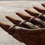 Masserano, cede il freno all'escavatore che finisce sui binari