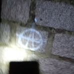 Biella Cossila, simbolo anarchico disegnato su una pietra, cittadini indignati Biella Cossila, simbolo anarchico disegnato su una pietra, cittadini indignati