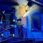 Fiamme dal camino distruggono il tetto di una casa a Netro