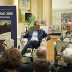 Biella, biblioteca gremita per il libro “Piumini e catene. Storie di maranza” di Roberto Arditti FOTO