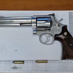 Ubriaco aggredisce la figlia, arrestato: sequestrata anche una pistola illegale Ubriaco aggredisce la figlia, arrestato: sequestrata anche una pistola illegale