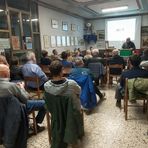 Un momento dell’affollata terza serata del corso di apicoltura, segnata da un vivo interesse per le innovazioni tecniche del comparto