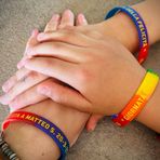 Biella e Roasio ricordano Matteo Senfet, una panchina e un abbraccio collettivo ai suoi cari FOTO