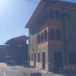 Forti raffiche di vento a Strona, cade in strada sottotetto di una casa