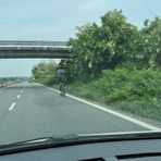 Ciclista sulla superstrada verso Cossato, la segnalazione di un lettore