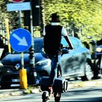 In monopattino a Cavaglià: casco appeso e bombola del gas