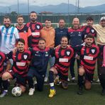 Lo scatto ufficiale che ritrae le due formazioni schierate insieme prima del fischio d’inizio, simbolo di sportività, rispetto reciproco e amicizia sportiva oltre il risultato finale.