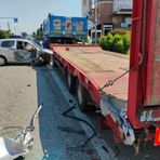 Violento scontro a Sandigliano tra un'auto e un camion con rimorchio Violento scontro a Sandigliano tra un'auto e un camion con rimorchio