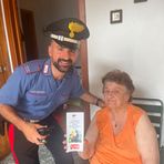 In foto, il Maresciallo Ordinario Fabio Rotolo, Comandante della Stazione Carabinieri di Crevacuore, unitamente alla donna.