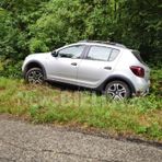 Mongrando, auto fuori strada in via per Netro