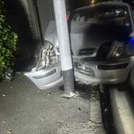 Vigliano, auto finisce contro un palo della luce FOTO Vigliano, auto finisce contro un palo della luce FOTO