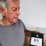 Nell'immagine: Guido Antoniotti presenta il prezioso fischietto in fusione di ottone argentato realizzato per una storica Fiera di Biella Nell'immagine: Guido Antoniotti presenta il prezioso fischietto in fusione di ottone argentato realizzato per una storica Fiera di Biella