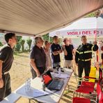 Incendio sul Monte Barone, l’assessore Gabusi alla base operativa dei Vigili del Fuoco