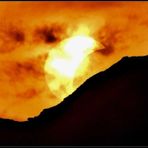 Eclissi di Sole, due scatti del fenomeno tra nubi e rilievi - Foto paolo Rosazza Pela