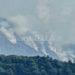 Incendio in alta Valsessera, le colonne si vedono anche dal Castello di Valdengo (foto di Angela Lobefaro per newsbiella.it)