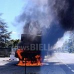 Masserano, furgone avvolto dalle fiamme: traffico rallentato all’uscita della Superstrada (foto di Mattia Baù per newsbiella.it) Masserano, furgone avvolto dalle fiamme: traffico rallentato all’uscita della Superstrada (foto di Mattia Baù per newsbiella.it)