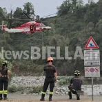 Biella, sei giovani bloccati dalla piena improvvisa del torrente Cervo: tratti in salvo dal Drago dei Vigili del Fuoco (servizio di Mauro Benedetti per newsbiella.it) Biella, sei giovani bloccati dalla piena improvvisa del torrente Cervo: tratti in salvo dal Drago dei Vigili del Fuoco (servizio di Mauro Benedetti per newsbiella.it)