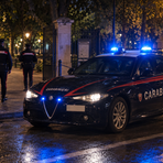 Biella, rissa a suon di bottigliate: è l'ennesimo episodio ai giardini di via Friuli - Immagine generata con IA Biella, rissa a suon di bottigliate: è l'ennesimo episodio ai giardini di via Friuli - Immagine generata con IA