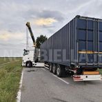 Castelletto Cervo: Tir si rovescia lungo la strada provinciale 315, strada chiusa al traffico per oltre 5 ore