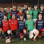 Atleti e dirigenti di Su Nuraghe-Pizza Flash e Prafil Sisto (PS) prima del fischio d’inizio.