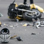 Buca sulla strada, motociclista finisce a terra lungo la Super (foto di repertorio) Buca sulla strada, motociclista finisce a terra lungo la Super (foto di repertorio)