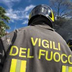 Valdilana, a fuoco una catasta di legna: intervento in corso