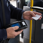 Tensione su un bus Atap: passeggero senza biglietto rifiuta la sanzione, intervengono i Carabinieri
