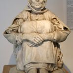 Nell'immagine: la scultura La Madre dell'Ucciso di Francesco Ciusa, unica versione marmorea firmata dall'artista custodita presso il Museo delle Migrazioni, Cammini e Storie di Popoli di Pettinengo.