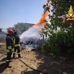 Nuovo rogo in Valsessera, Vigili del Fuoco al lavoro per domare le fiamme a Pray (foto di repertorio)