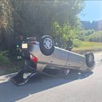 Lessona, si ribalta con l’auto in via Cesone: conducente soccorsa, strada chiusa FOTO Lessona, si ribalta con l’auto in via Cesone: conducente soccorsa, strada chiusa FOTO