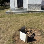 Vandali in alta Valsessera, distrutti i cartelli informativi della chiesetta alpina dell’Alpe Noveis per accendere un braciere (foto di ANA Valsesiana)