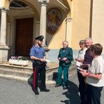 Carabinieri, incontro con i fedeli sul sagrato della chiesa: distribuito in Valsessera il vademecum contro le truffe