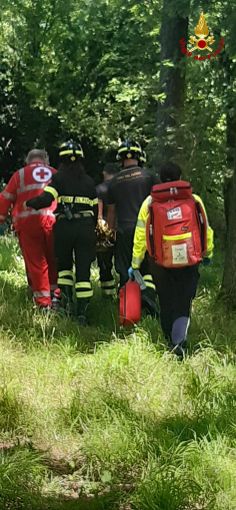 Falcia il prato ma cade in una roggia: soccorso a Biella dai Vigili del Fuoco. Falcia il prato ma cade in una roggia: soccorso a Biella dai Vigili del Fuoco.