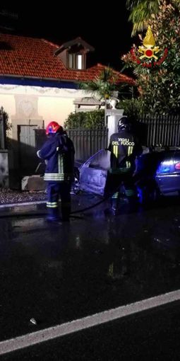 Dal Nord Ovest - Dopo l'incidente va a fuoco la macchina Dal Nord Ovest - Dopo l'incidente va a fuoco la macchina