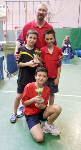 Il gruppo di atleti del TT.Biella con l'allenatore Adrian Panaite