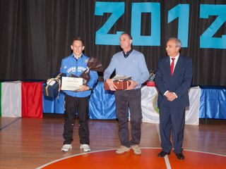 Enrico Pozzo con Andrea Sacchi premiati da Angelo Buzio. Enrico Pozzo con Andrea Sacchi premiati da Angelo Buzio.