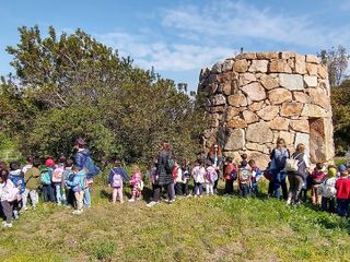 Bambini della scuola dell’infanzia in visita all’Oasi delle Api e all’area monumentale di Nuraghe Chervu