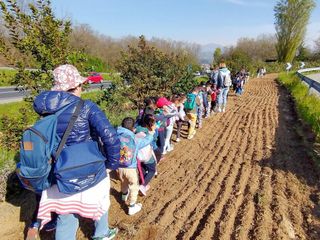 Bambini della scuola dell’infanzia in visita all’Oasi delle Api e all’area monumentale di Nuraghe Chervu